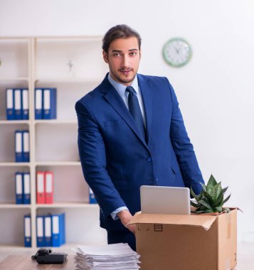 Genç adam işyerinden kovuldu.