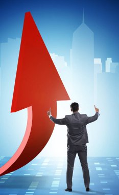 Ekonomideki büyümeyi destekleyen işadamı grafik üzerinde
