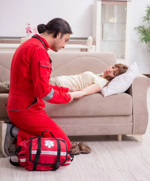 Theyoung Male Paramedic Visiting Young Woman — Stock Photo, Image