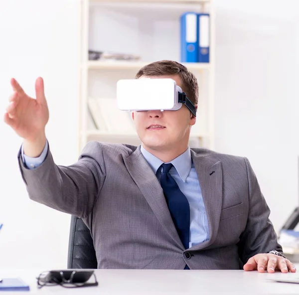 Obchodník Brýlemi Virtuální Reality Kanceláři — Stock fotografie