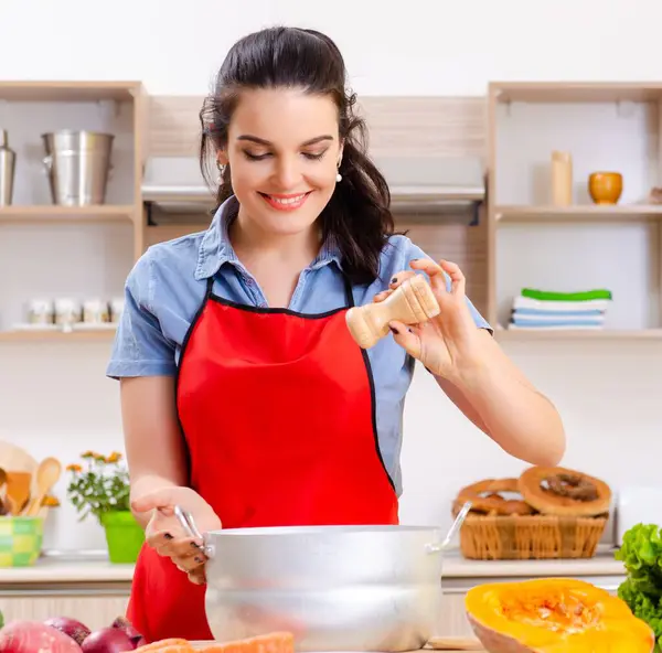 Mutfakta Sebzeli Genç Kadın — Stok fotoğraf