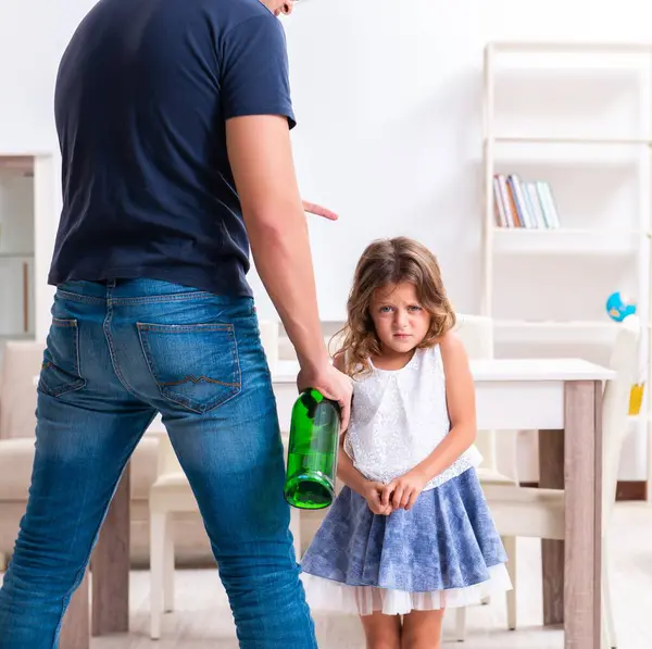 Der Betrunkene Vater Konzept Häuslicher Kindesmisshandlung Und Gewalt — Stockfoto