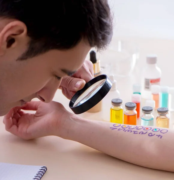 Doctor Testing Allergy Reaction Patient Hospital — Stock Photo, Image