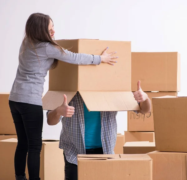 Young Pair Moving New Flat — Stock Photo, Image