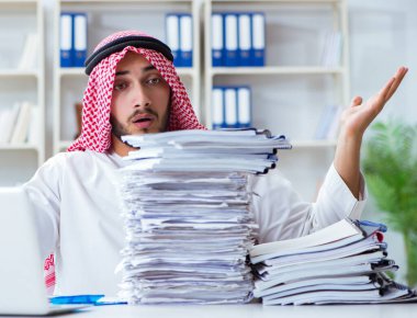 Arap işadamı ofiste evrak işleriyle uğraşıyor.