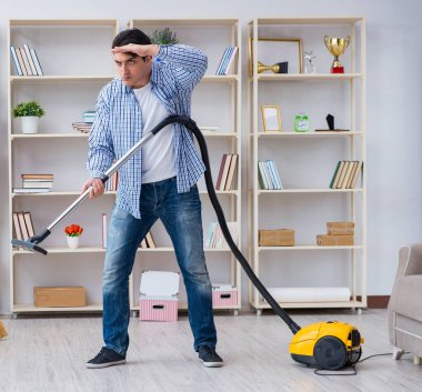 Evini temizleyen adam.