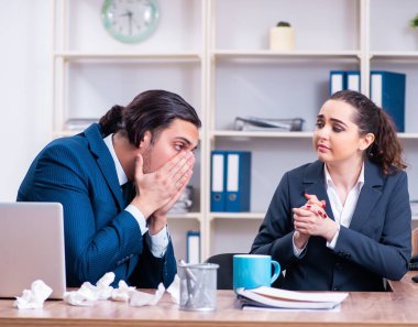 İşyerinde acı çeken iki çalışan.