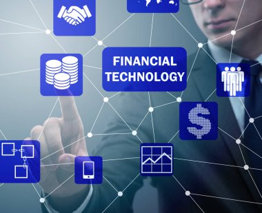 Fintech konseptinde düğmelere basan işadamı