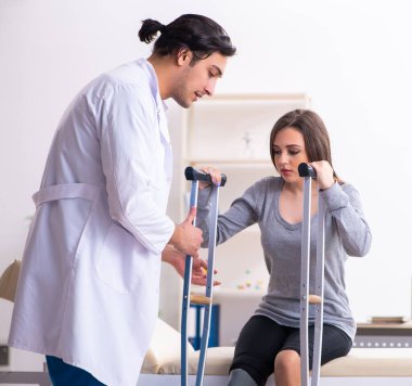 Genç erkek doktor ve kadın güzel hasta.