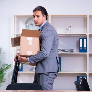 Genç erkek çalışan işinden kovuldu.