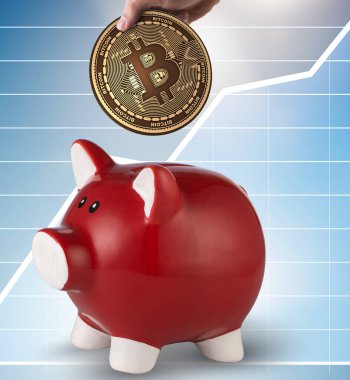 İş konseptinde piggybank ile Bitcoin tasarrufu
