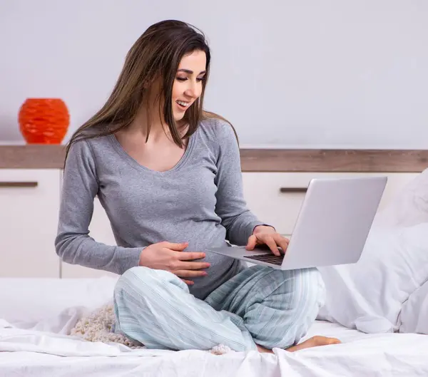 Yatak Odasındaki Genç Hamile Kadın — Stok fotoğraf