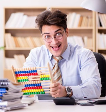 Ofiste çalışan komik muhasebeci.