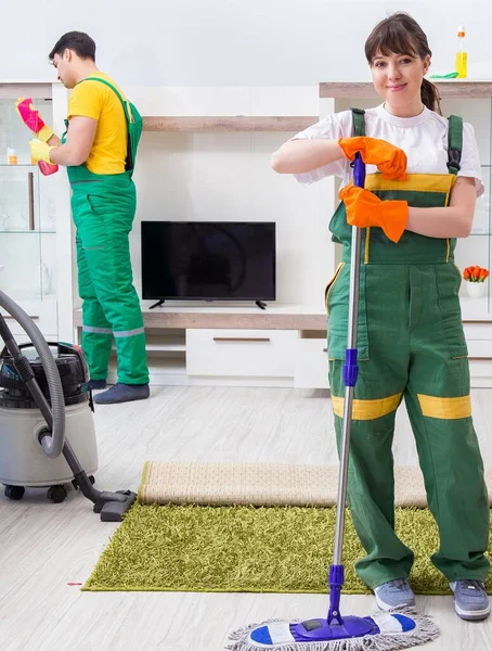 Los Contratistas Profesionales Limpieza Que Trabajan Casa —  Fotos de Stock
