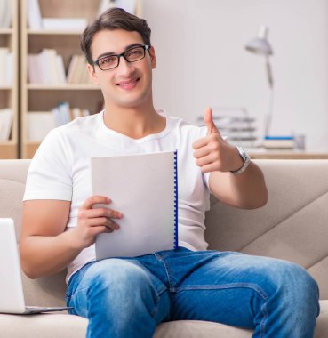 Kanepede oturan adam.