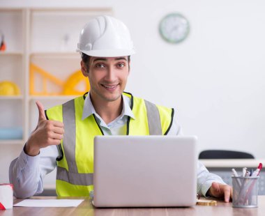 Ofiste çalışan genç erkek mimar.