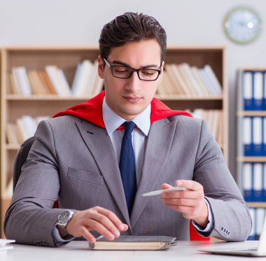 Ofiste çalışan süper kahraman iş adamı.