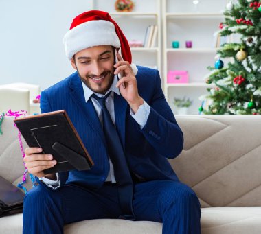 Noel 'de evde çalışan işadamı.