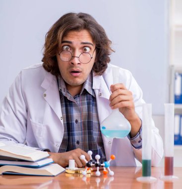 Üniversitede ders sırasında kimya hocası.