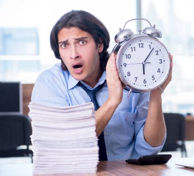 Genç çalışan aşırı işten memnun değil.