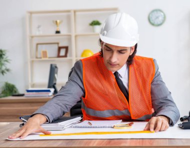 Ofiste çalışan genç erkek mimar.