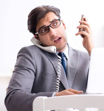 Genç iş adamı yeni doğmuş bebeğe evde bakmaya çalışıyor.