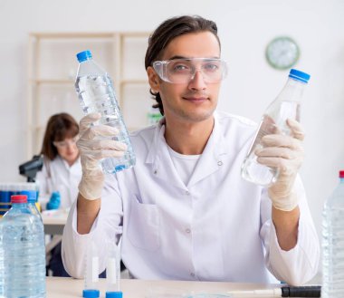 Laboratuvarda çalışan iki kimyager.