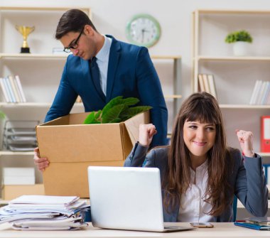 İşten kovulan kişi.