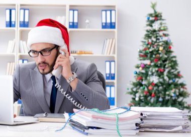 Genç işadamı Noel 'i ofiste kutluyor.