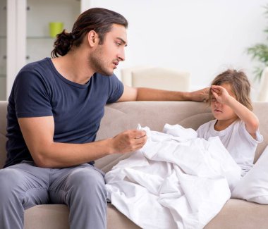 Baba hasta kızına bakıyor.