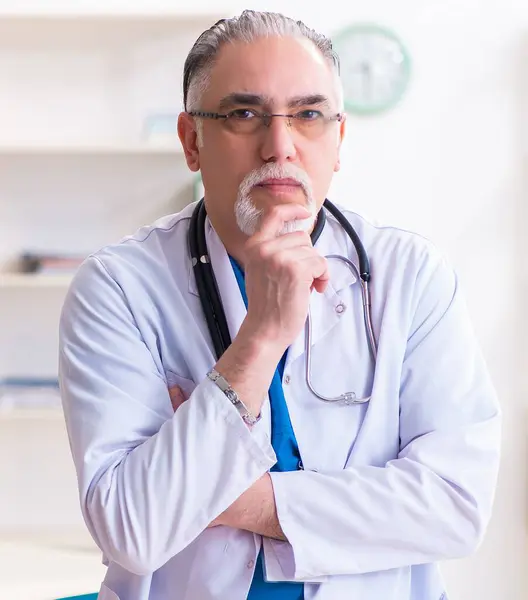 Old Male Doctor Working Clinic — Stock Photo, Image