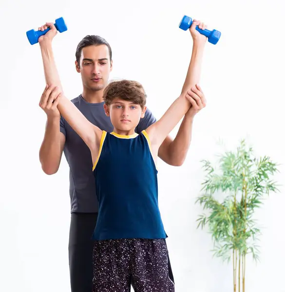 Der Junge Vater Und Sein Sohn Bei Übungen — Stockfoto