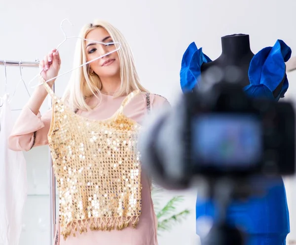 Die Modebloggerin Nimmt Ein Neues Video Für Ihr Vlog Auf — Stockfoto