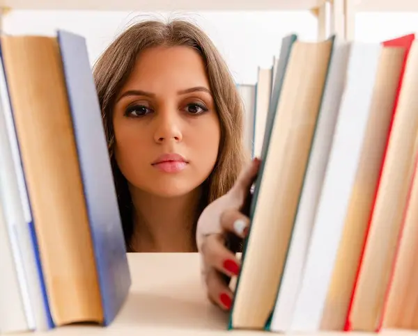 Młoda Studentka Przygotowująca Się Egzaminów Bibliotece — Zdjęcie stockowe
