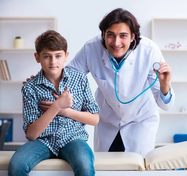 Erkek Doktor Stetoskop Ile Çocuk Muayene — Stok fotoğraf