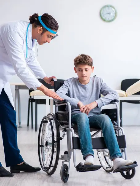 Jovem Médico Pediatra Menino Cadeira Rodas — Fotografia de Stock