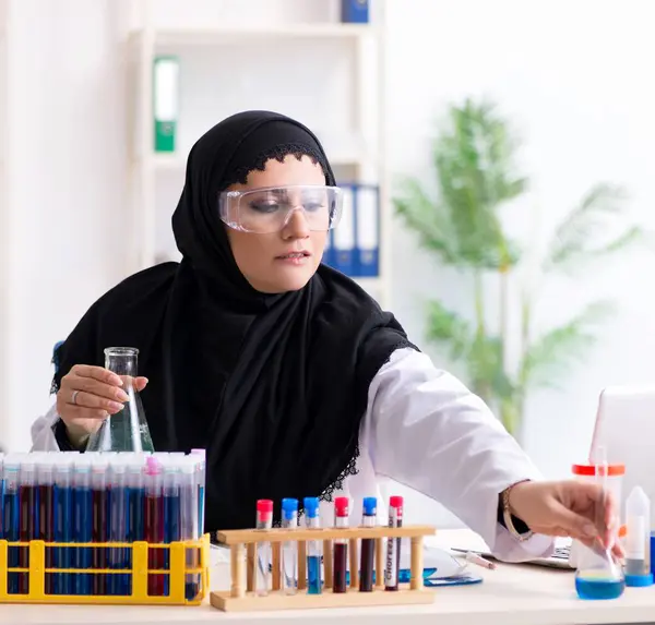 Vrouwelijke Chemicus Hijab Die Het Lab Werkt — Stockfoto