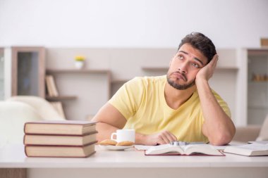 Genç öğrenci salgın sırasında evde çalışıyor.