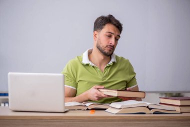 Sınıfta oturan genç öğrenci.