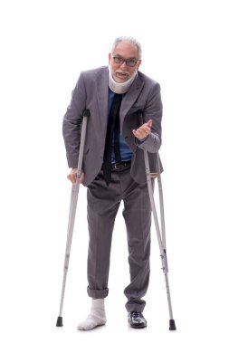 Eski erkek patron araba kazasından sonra beyazda izole edilmiş.