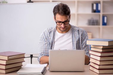 Sınıfta sınava hazırlanan genç bir öğrenci.