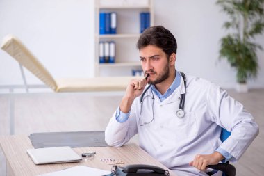 Hastanede çalışan genç bir doktor.