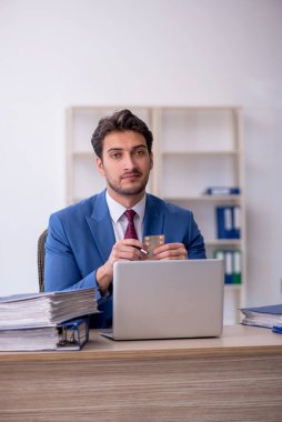 Genç çalışan işyerinde kendini kötü hissediyor