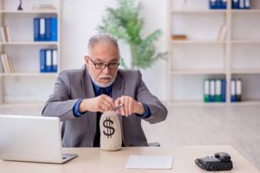 Eski maaş konsepti çalışanı.