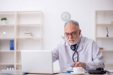 Hastanede çalışan yaşlı doktor.