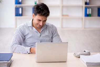 İş yerinde çalışan genç bir çalışan.