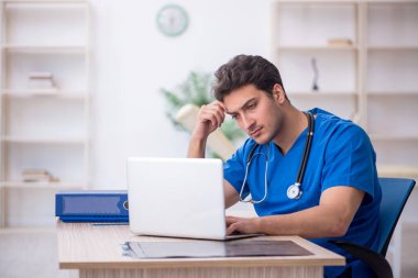 Teletıp konseptinde genç doktor