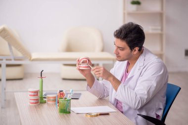 Hastanede çalışan genç bir dişçi.