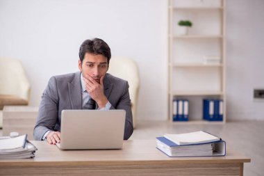 Genç çalışan işyerinde oturuyor.