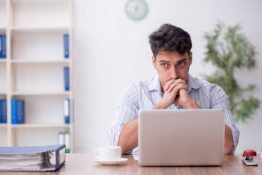 İş yerinde çalışan genç bir çalışan.